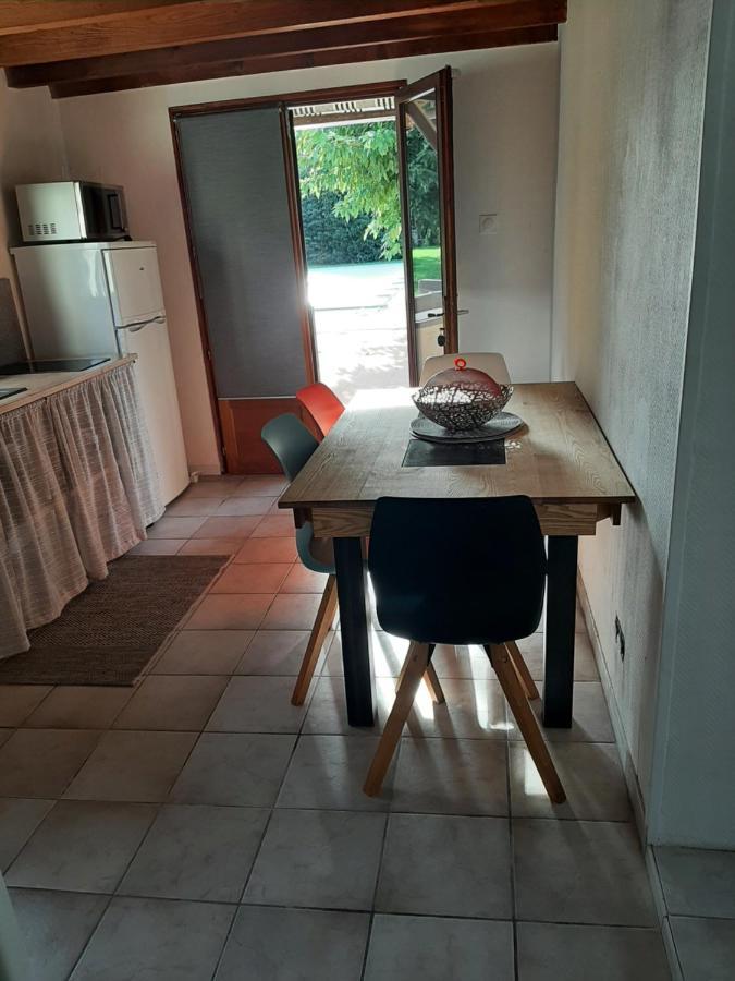 Gite A La Campagne Avec Piscine Biziat Luaran gambar